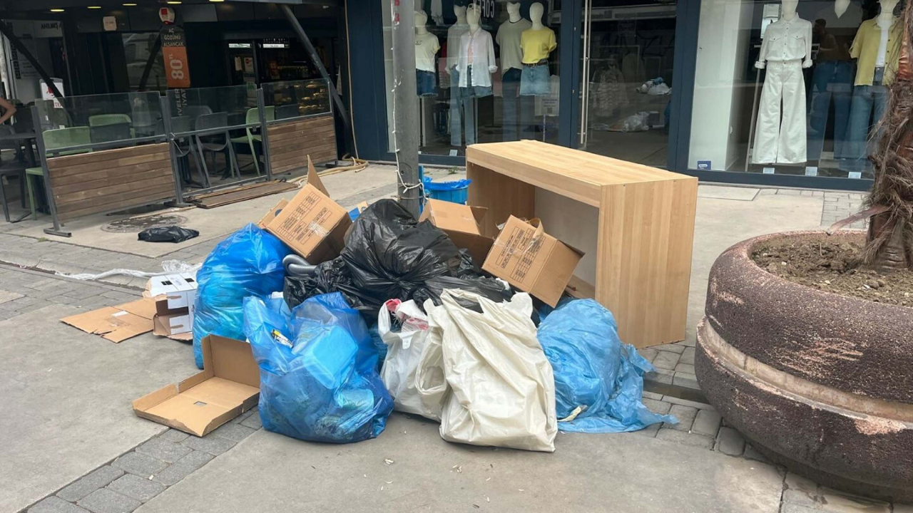 Izmirde Çöpler Biriktii