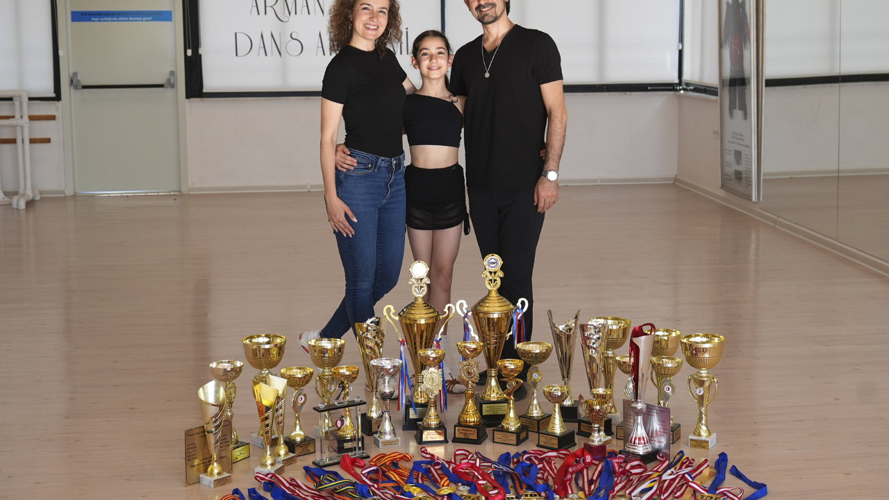 Izmirli Dansçı Lenaa