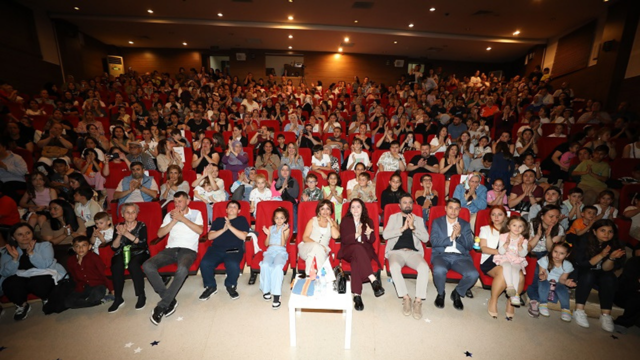 Menderes Belediyesi Çocuk Tiyatrosu Sahnede
