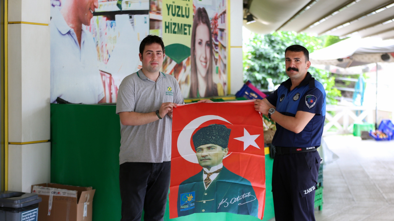 Narlıdere Belediye Bayrak Dağıtımı