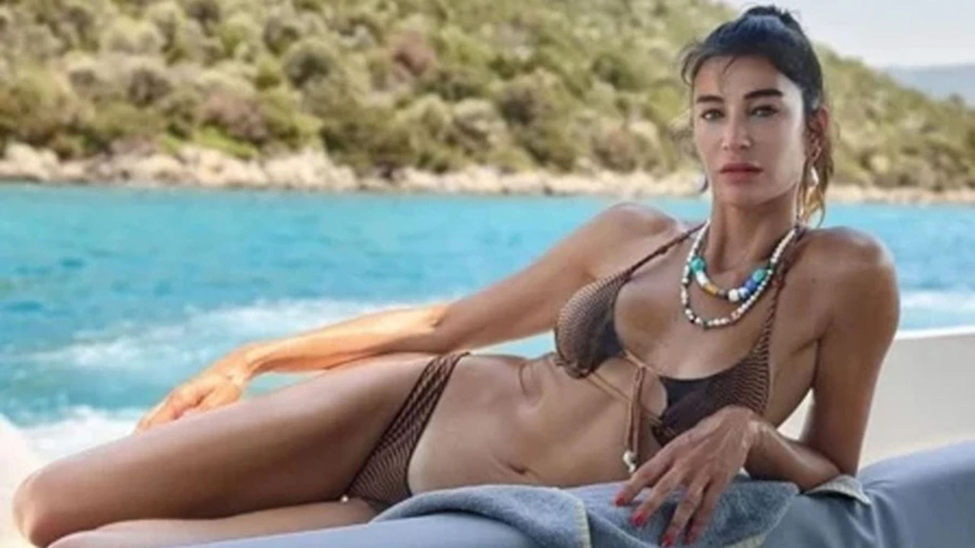Berrak Tüzünataç’tan Tatil Pozu Sosyal Medyayı Salladı (2)