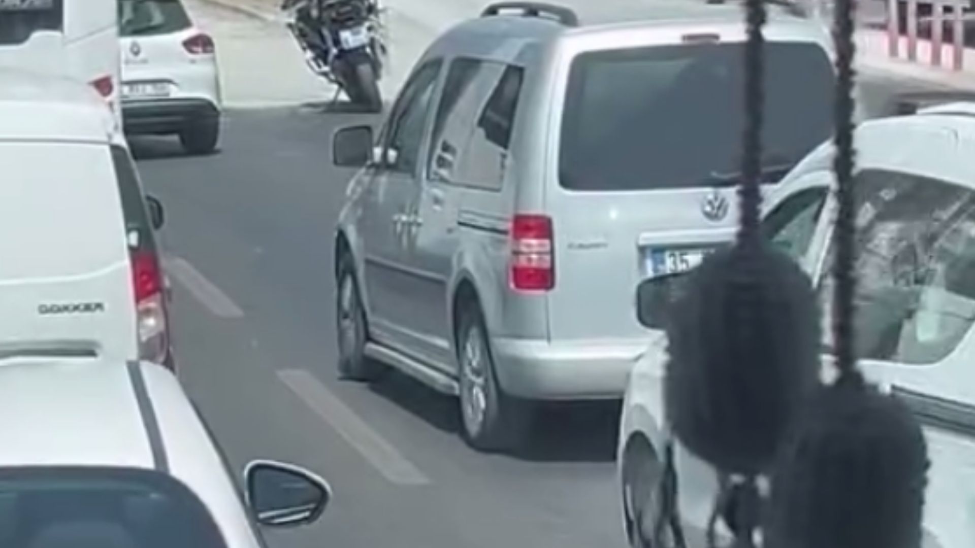 Bornova’da Yola Dökülen Çimento Trafiği Kilitledi (2)