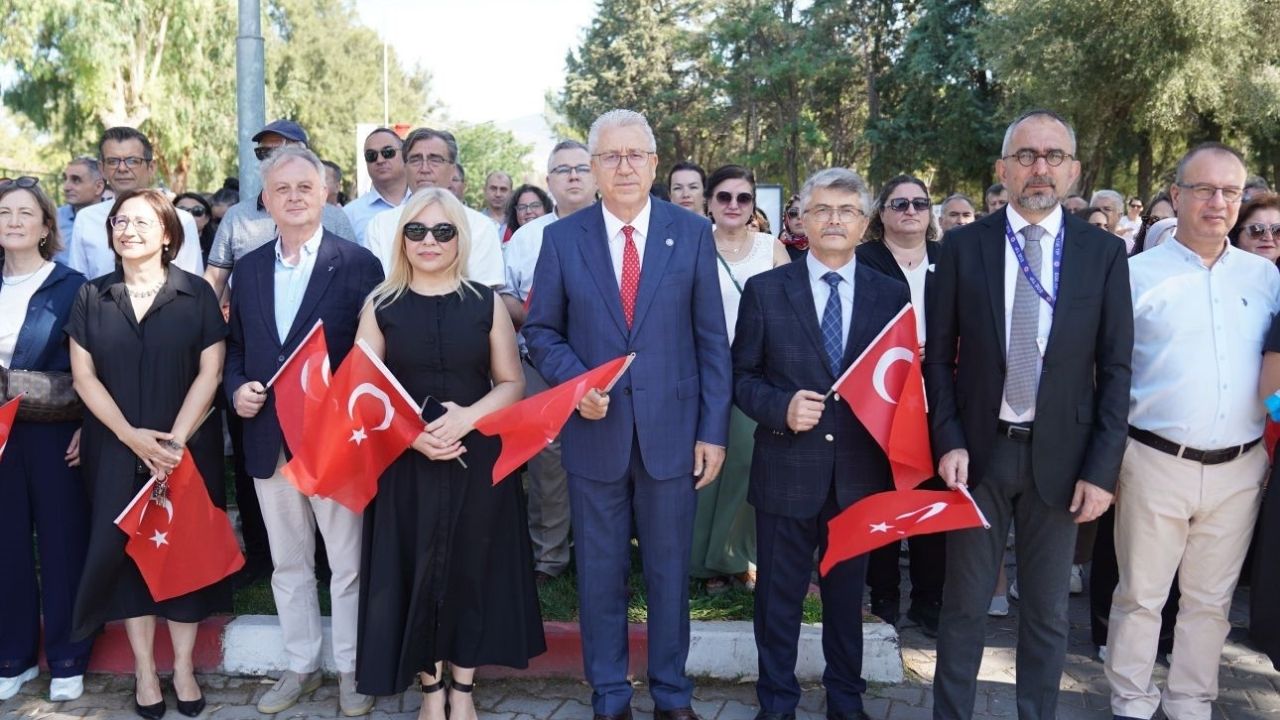 Ege Üniversitesi'nde 15 Temmuz'da Tek Yürek Mesajı Demokrasiye Daima Sahip Çıkacağız (2)