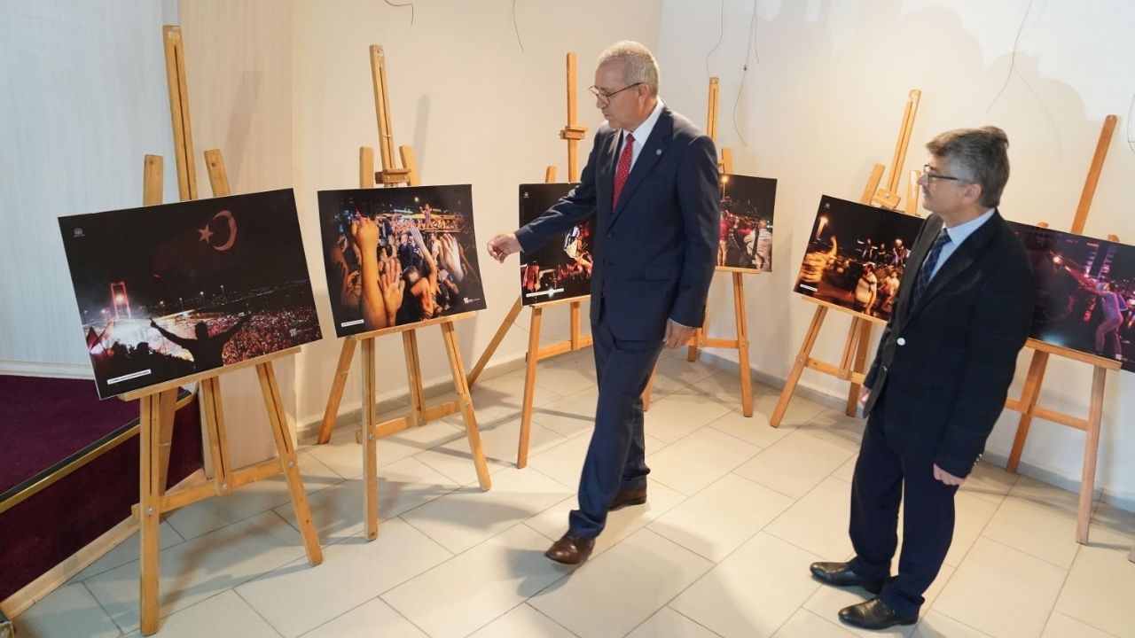 Ege Üniversitesi'nde 15 Temmuz'da Tek Yürek Mesajı Demokrasiye Daima Sahip Çıkacağız (3)