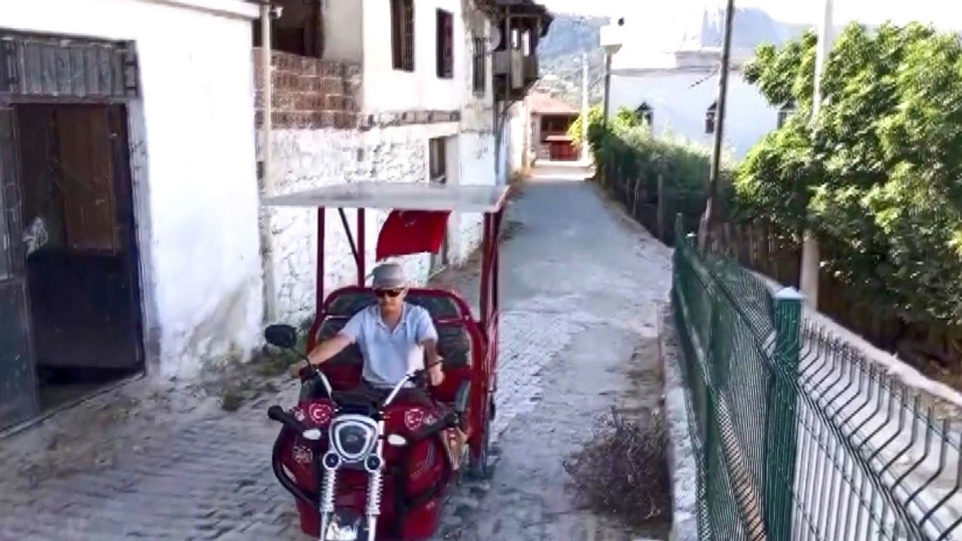 Elektrikli Motosikletine Güneş Paneli Taktı, Hem Tasarruf Sağladı Hem Menzili Artırdı (3)