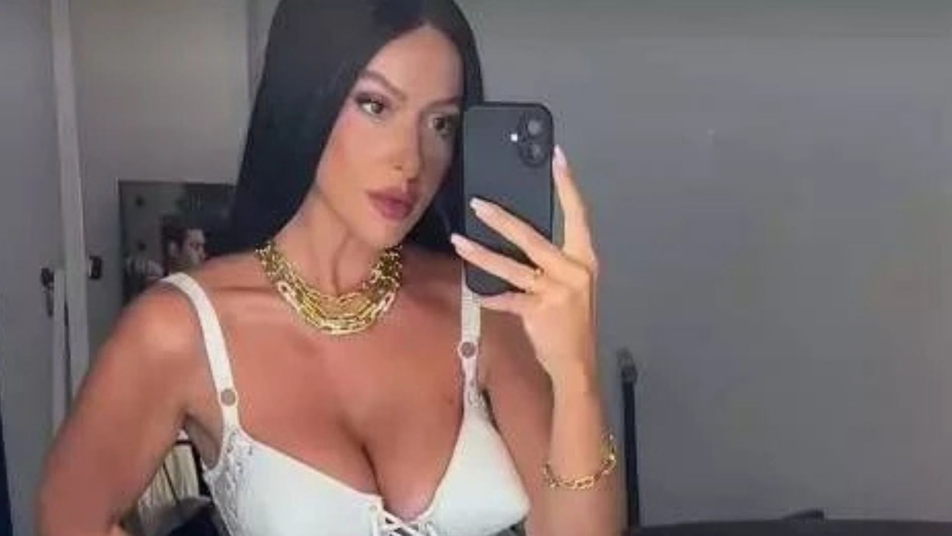 Hadise’den Imaj Değişikliği Siyah Peruklu Yeni Tarzı Olay Oldu3