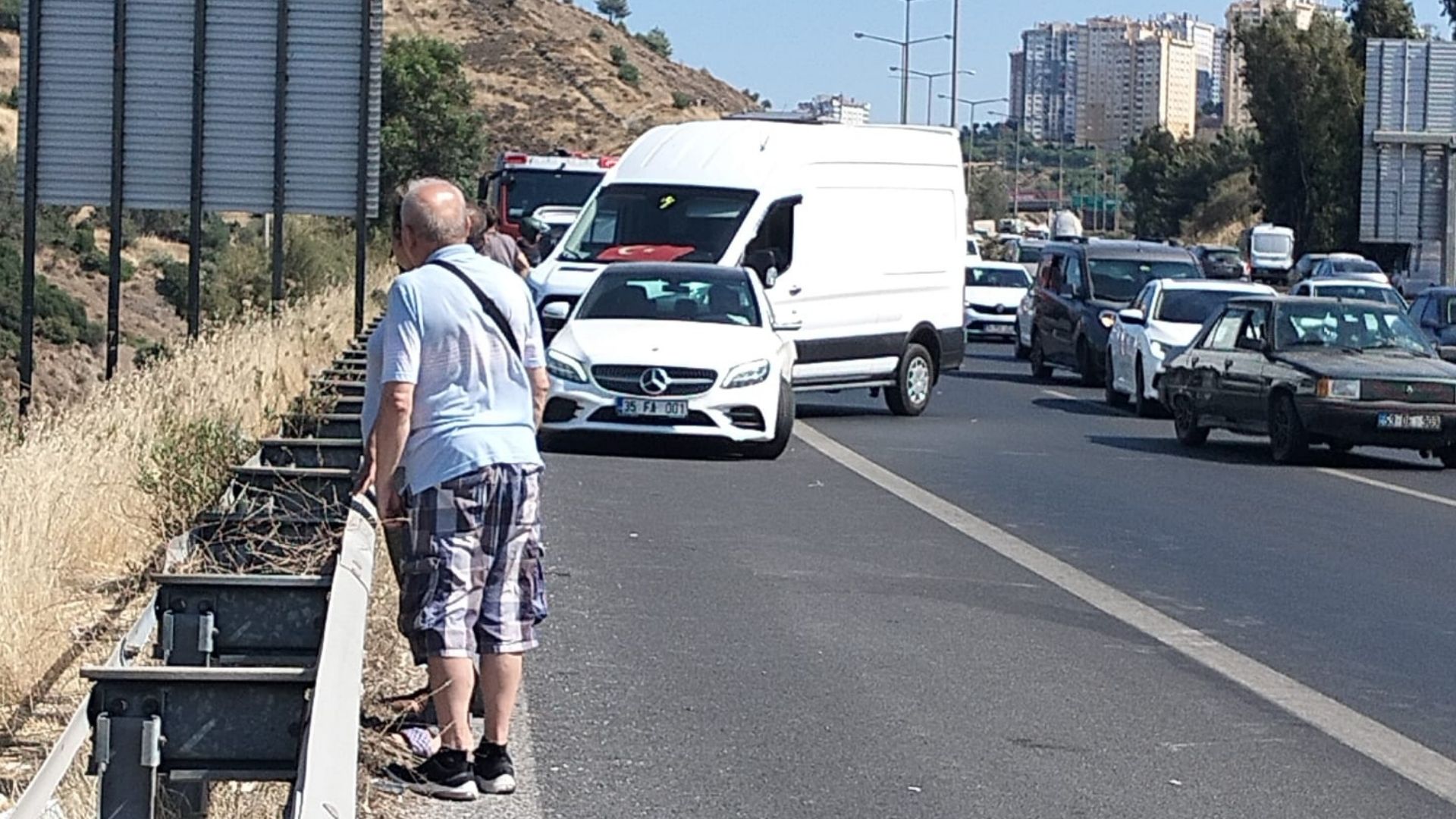 İzmir Çeşme Otoyolu'nda Dehşet Kamyon Uçuruma Yuvarlandı! (2)