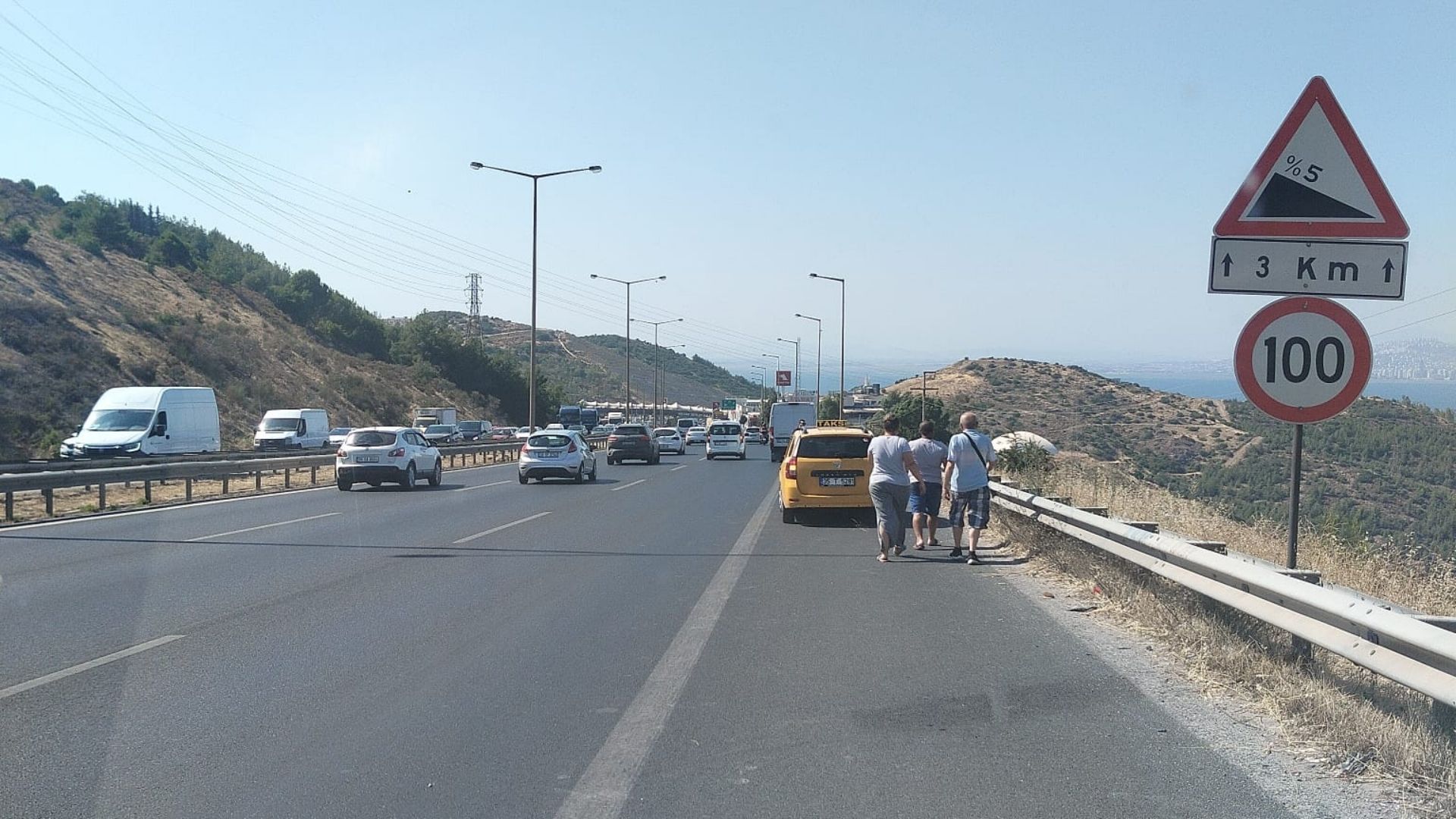 İzmir Çeşme Otoyolu'nda Dehşet Kamyon Uçuruma Yuvarlandı! (3)