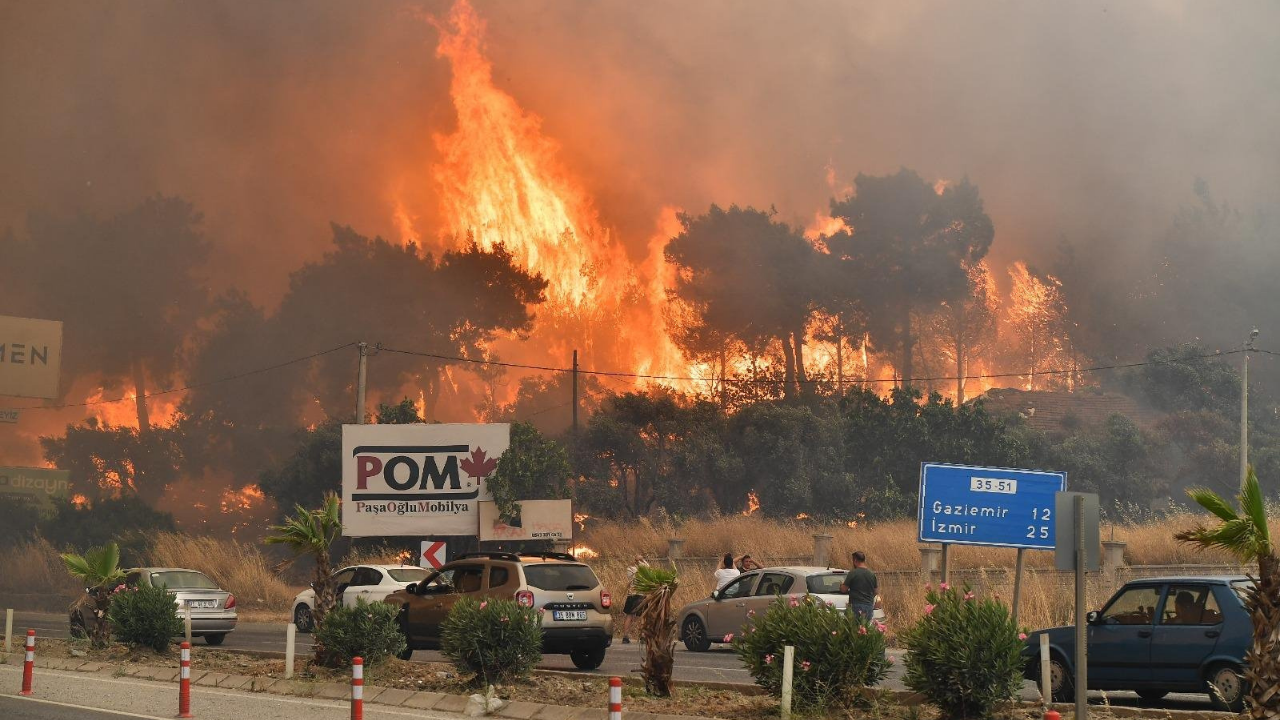 Izmir Yangının Etkisi Altındaa