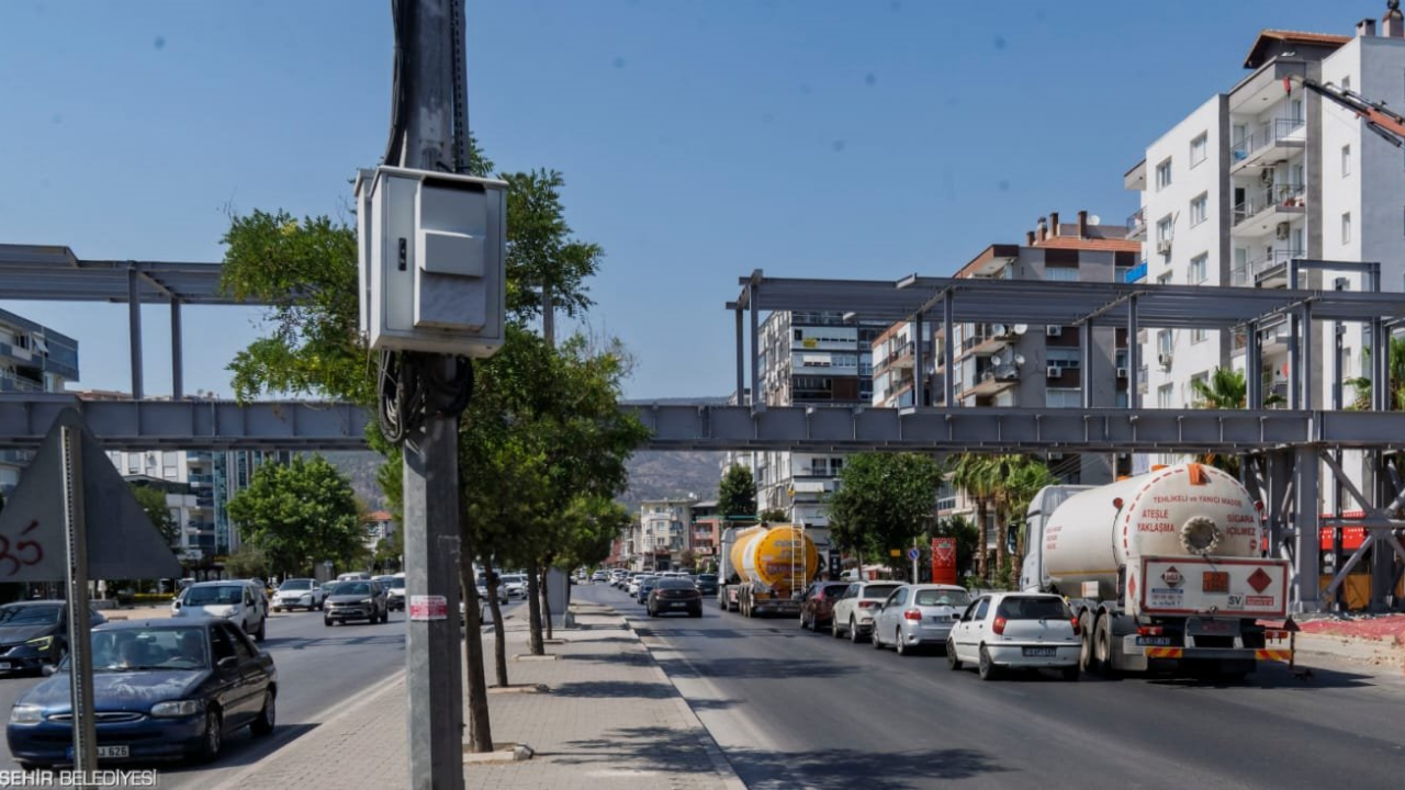 Yeni Girne Caddesi Üst Geçiti