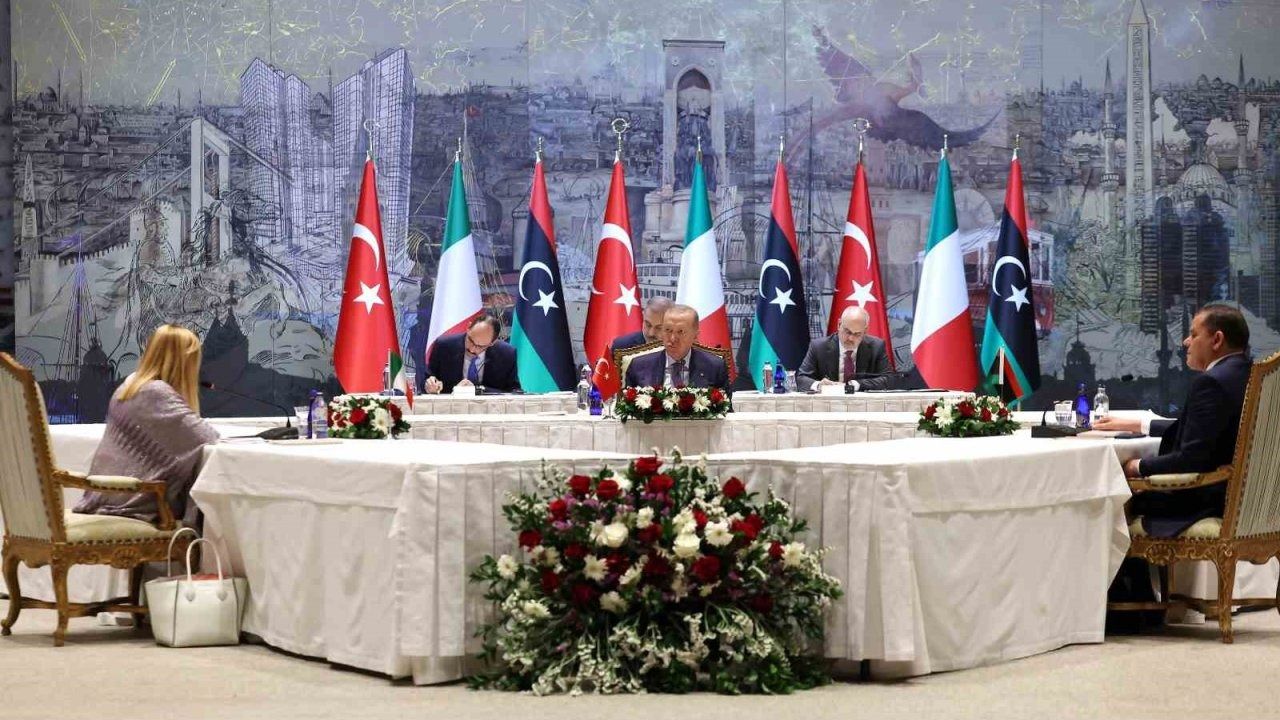 688Cb689C47D2 Cumhurbaskani Recep Tayyip Erdogan Italya Basbakani Meloni Ve Libya Basbakani Dibeybeyi Dolmabahce Calisma Ofisinde Kabul Ediyor Dolmabahcedeki Turkiye Italya Ve Libya Zirvesi