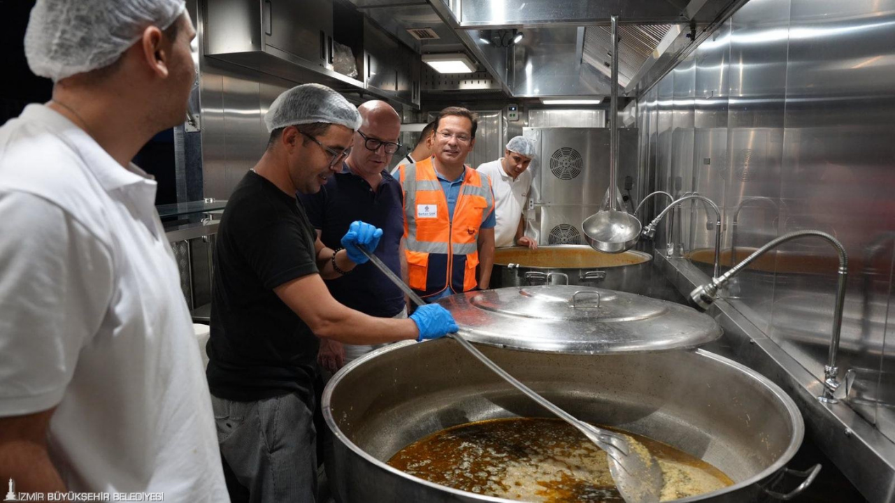 İzmir Büyükşehir Belediyesi’nden Balıkesir Depremzedelerine Yemek Desteği 1