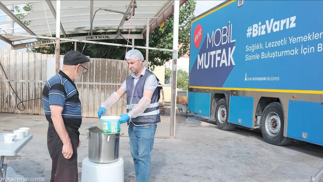 İzmir Büyükşehir Belediyesi’nden Balıkesir Depremzedelerine Yemek Desteği
