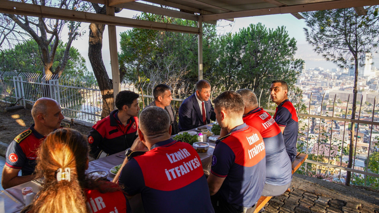 Başkan Tugay İtfaiye Haftası’nda Kadifekale Kahramanlarıyla Bir Araya Geldi 1