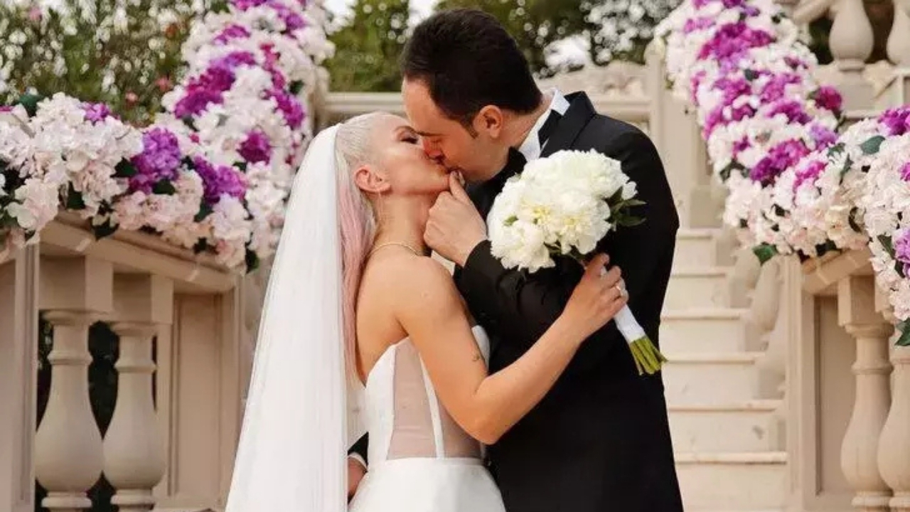 Ece Seçkin’in Başı Dertte, “İmdat” Diyerek Yardım Istedi (2)