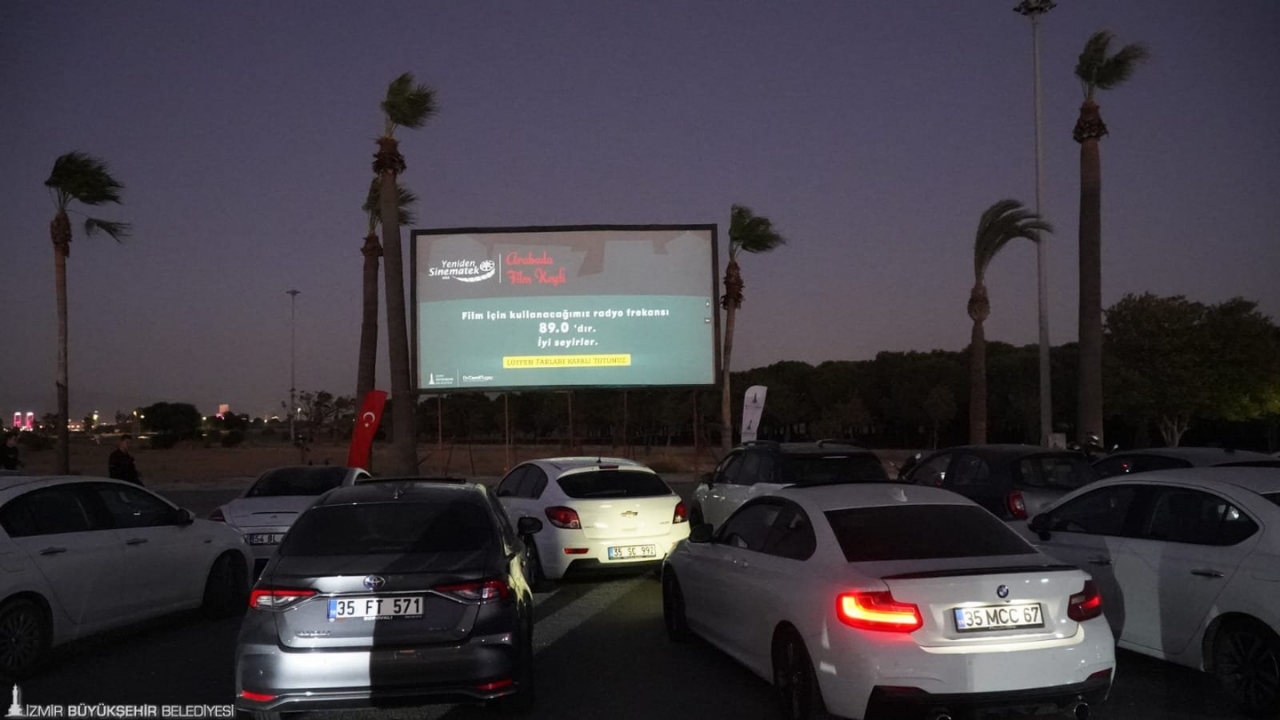 İzmir’de Arabada Film Keyfi Başladı Hayalet Avcıları Ile Nostaljik Açılış2