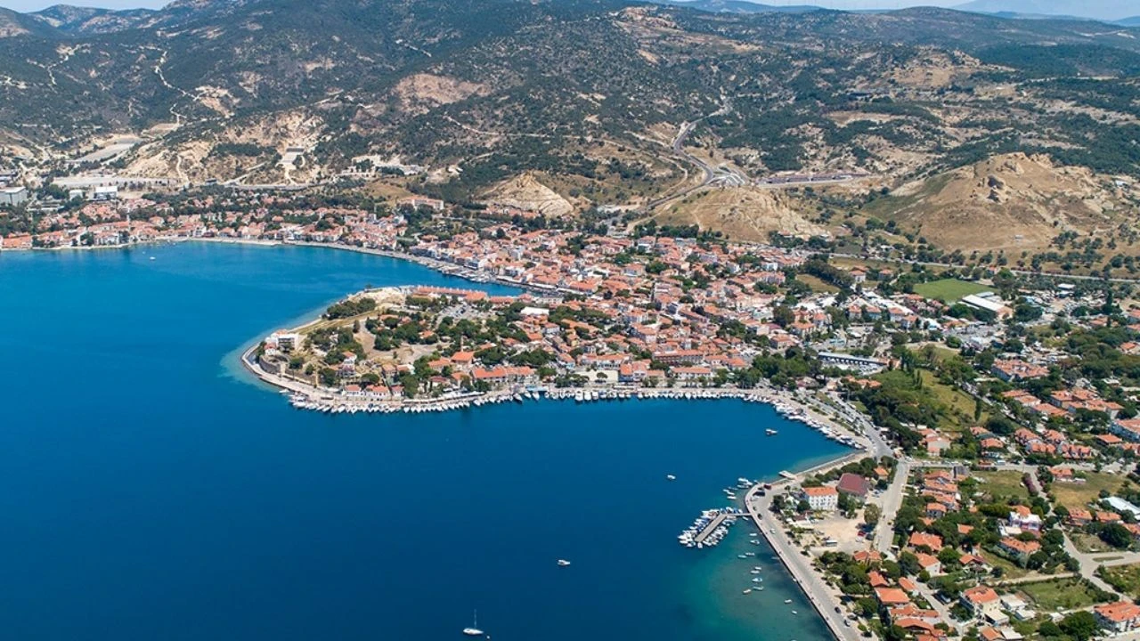 Izmirin Uc Tarafi Denizle Cevrili Sirin Ilcesi Focanin Tarihi Nedir