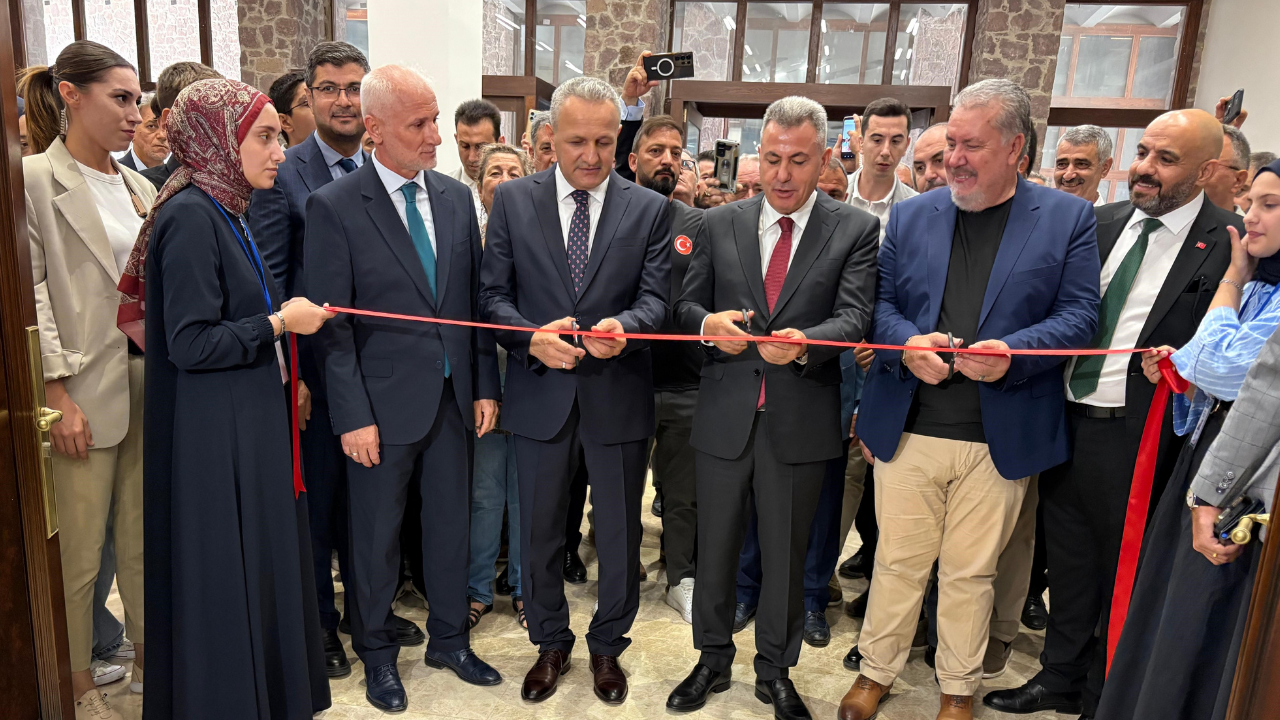 Kutsal Emanetler İzmir'de Ziyarete Açıldı 1