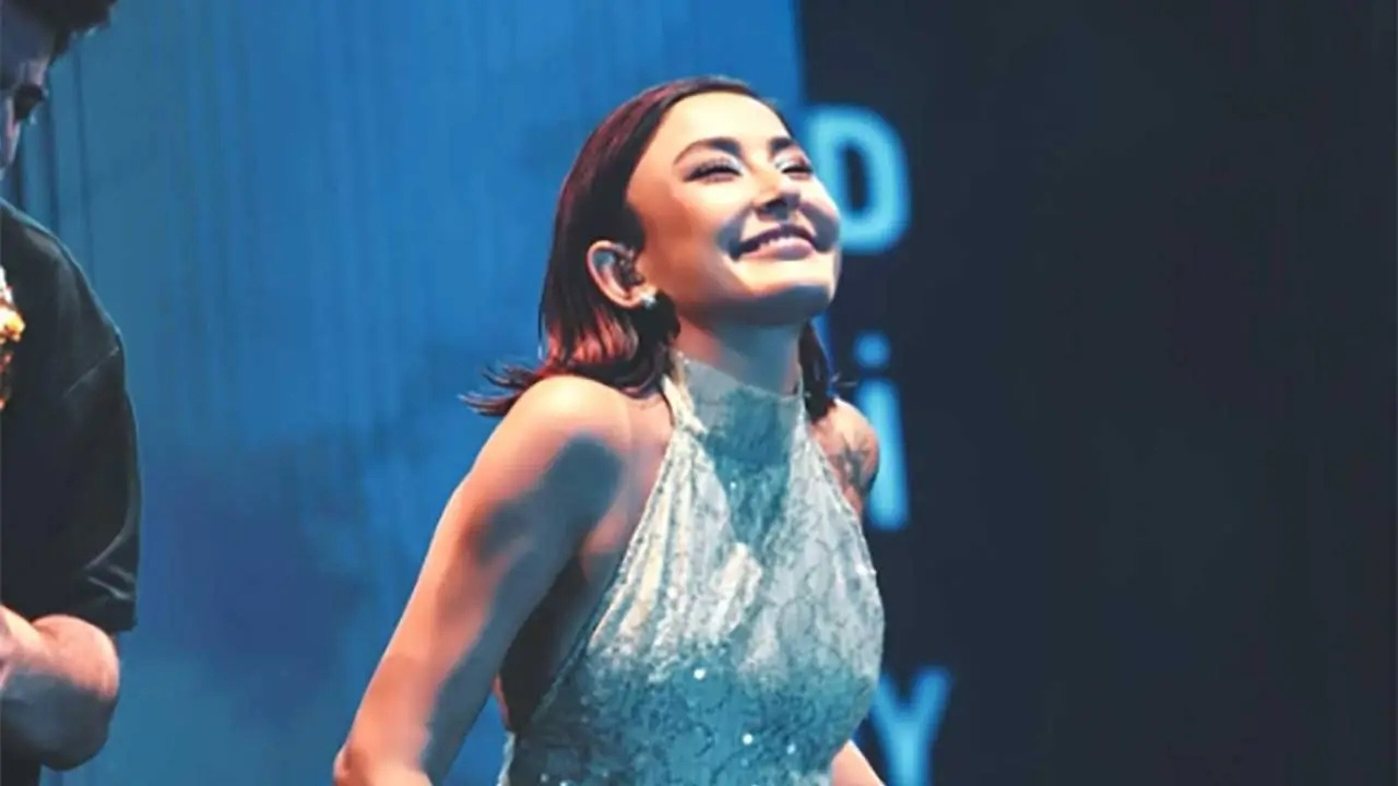 Melek Mosso Yine Gelirim, Yine Canımın Istediğini Giyerim! (2)