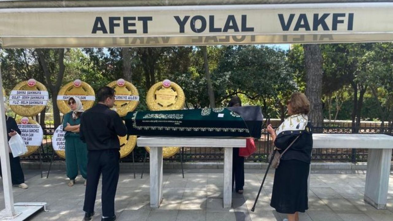 Nilperi Şahinkaya'nın Acı Günü! (2)