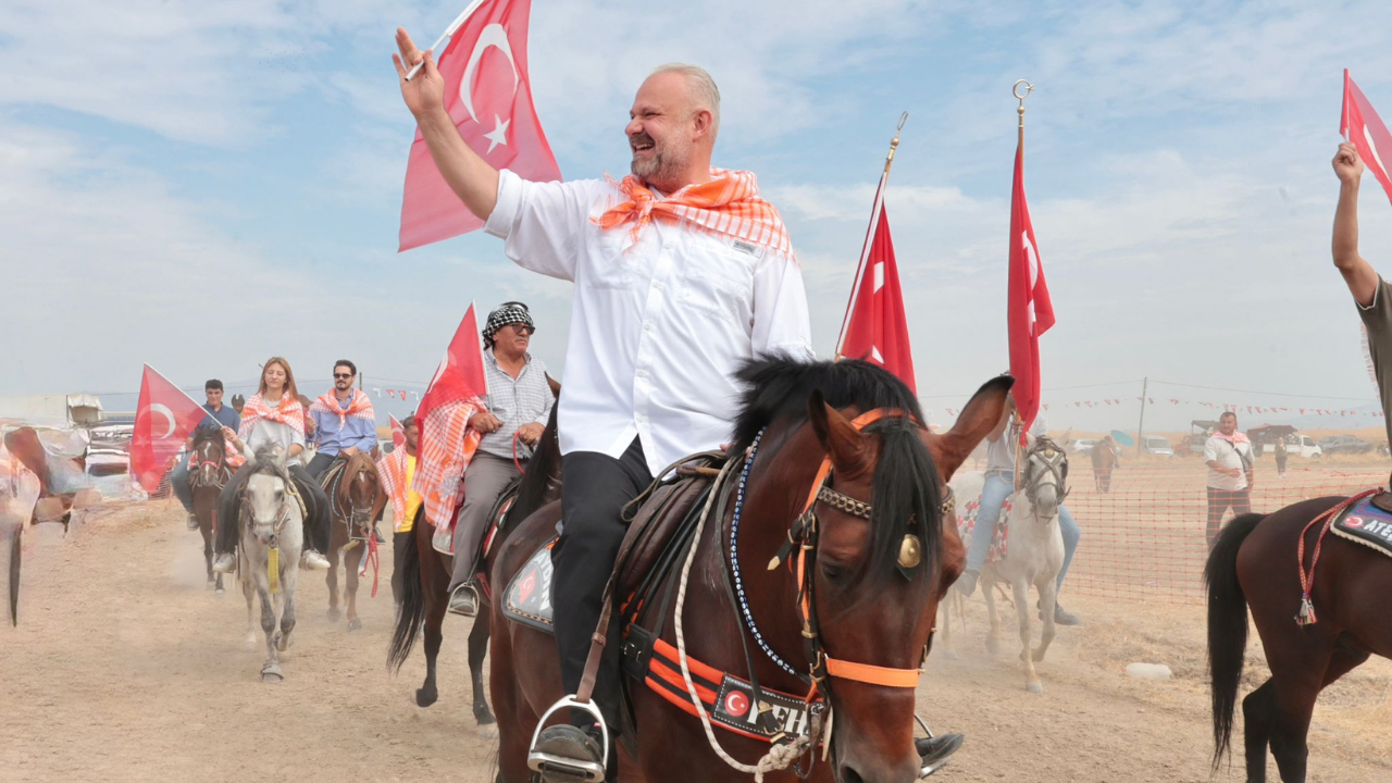 Türkiye'nin Şampiyon Atları Menemen'de Yarıştı 1