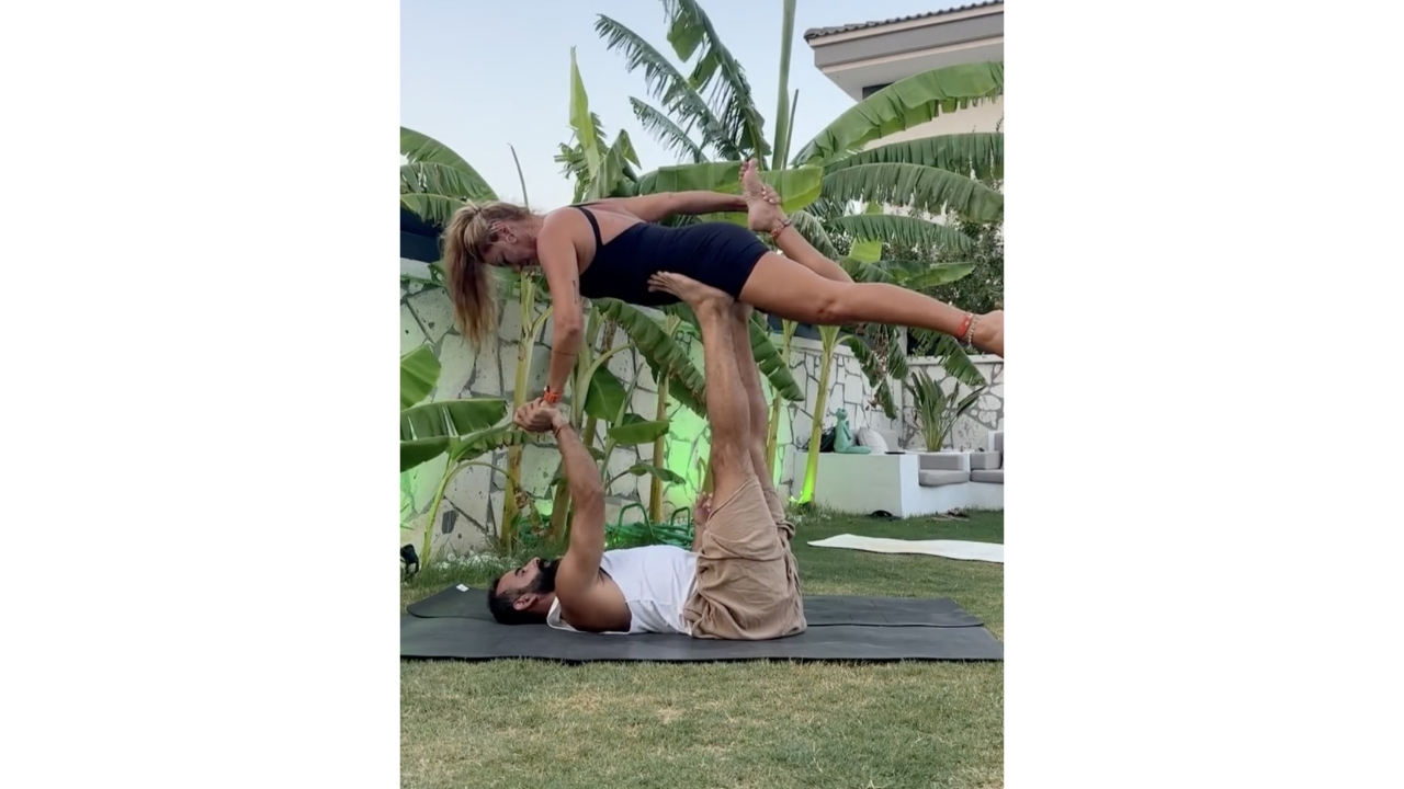 Yağmur Atacan’dan Pınar Altuğ’un Yoga Pozlarına Sansür (1)