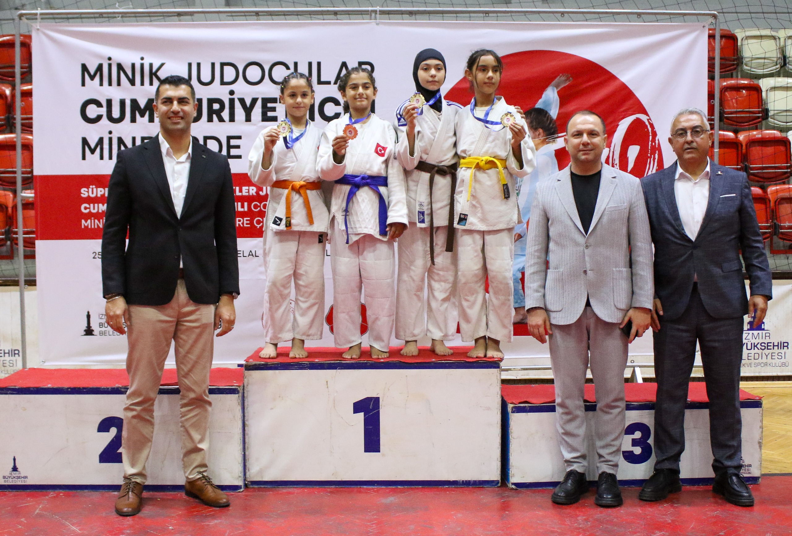 İzmir’de Minik Sporcular Cumhuriyet Coşkusunu Mindere Taşıdı1
