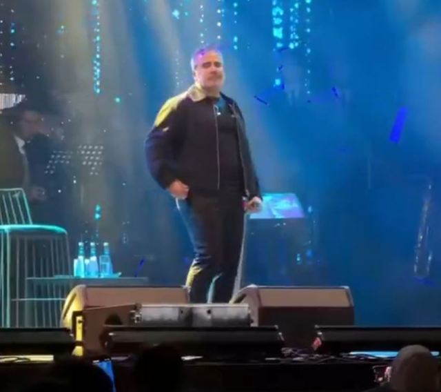 300 Dairesi Olan Sarkici Emrah Sahnede Hungur 19197228 2601 M.jpg