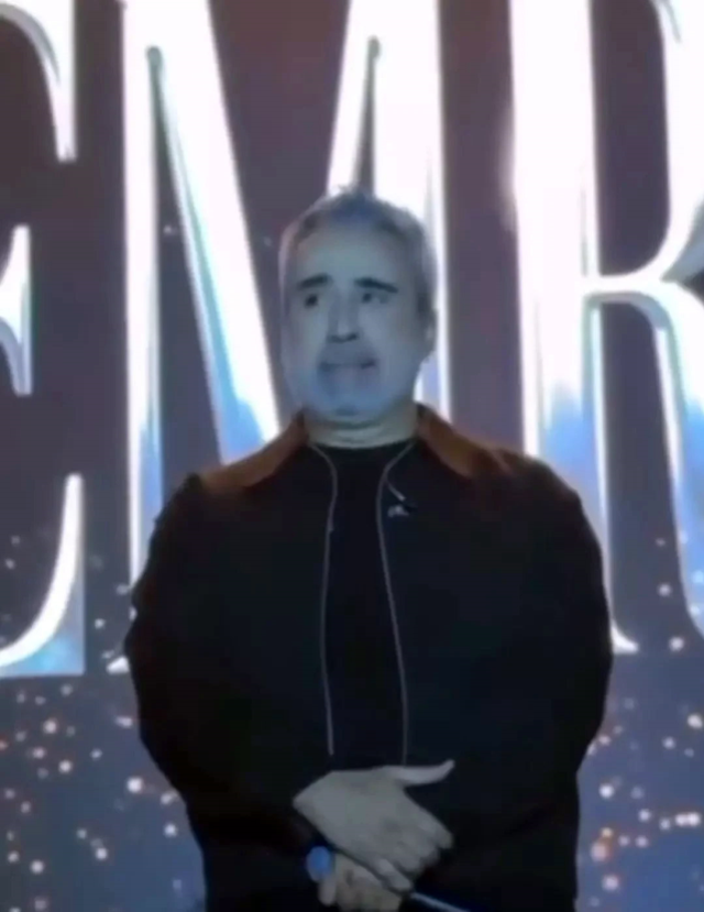 300 Dairesi Olan Sarkici Emrah Sahnede Hungur 19197228 301 M 1.Jpg