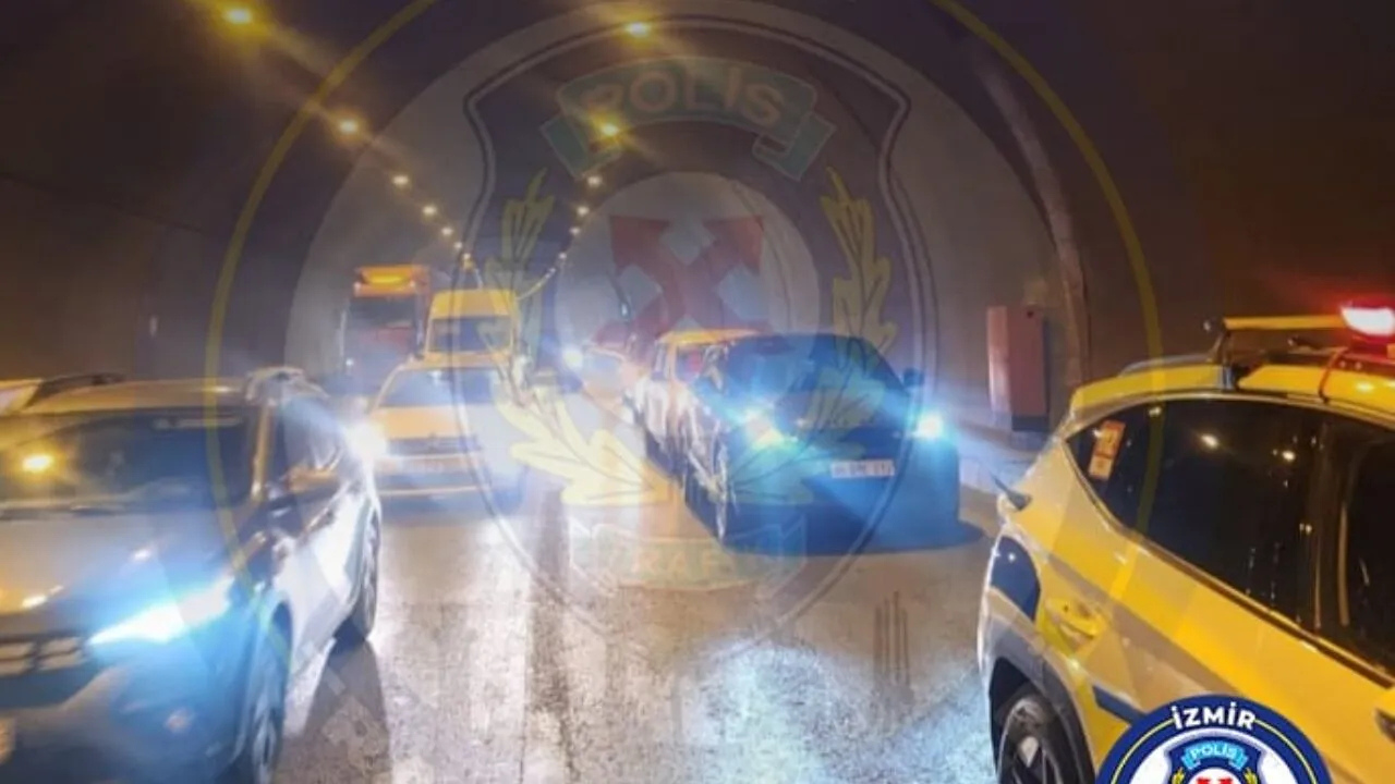 Bayraklı'da Zincirleme Kaza 5 Araç Birbirine Girdi, Trafik Felç Oldu1