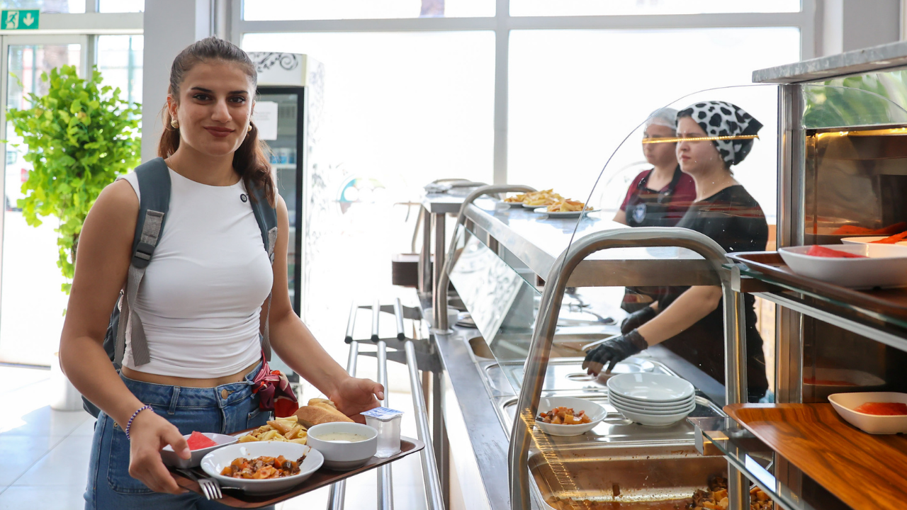 Buca Belediyesi, Öğrencilerin Bütçesine Destek Oluyor 1