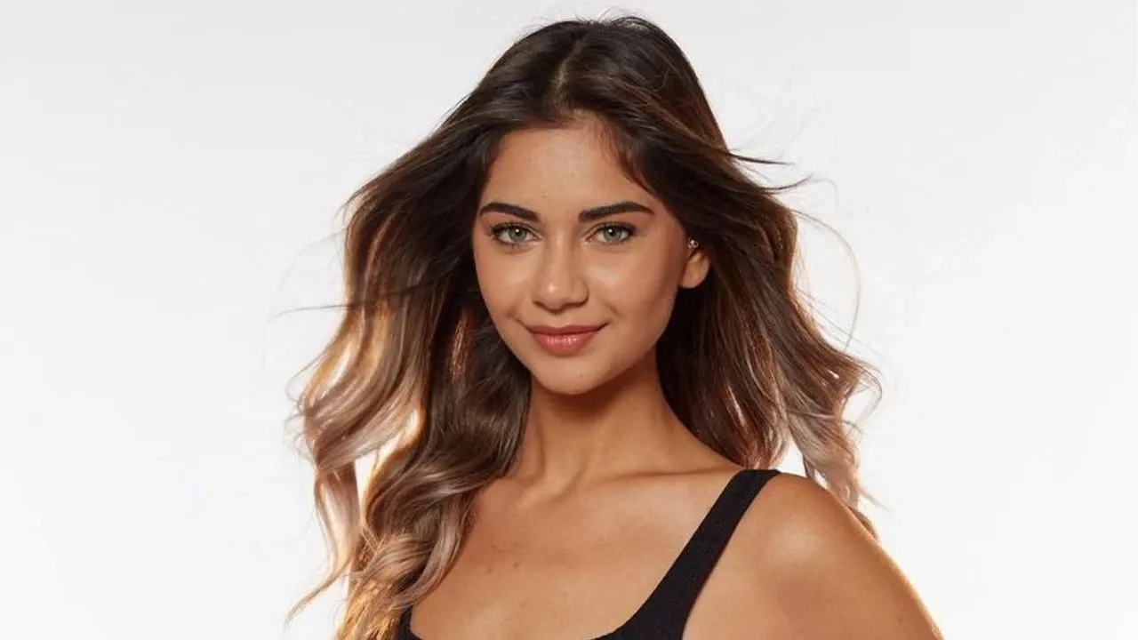 Ece Aydemir Kimdir-1