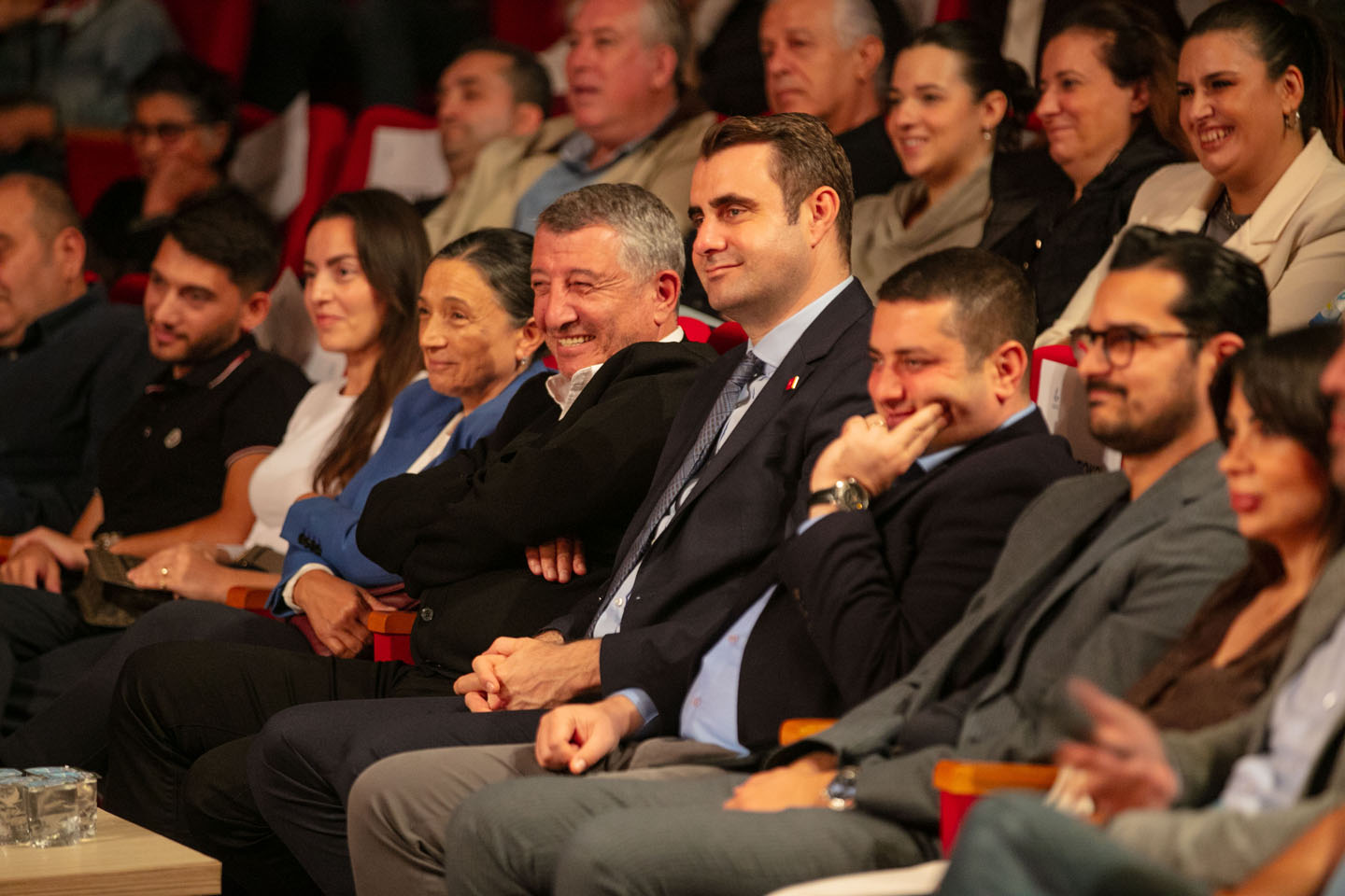 Güzelbahçe’de kahkaha dolu tiyatro gecesi