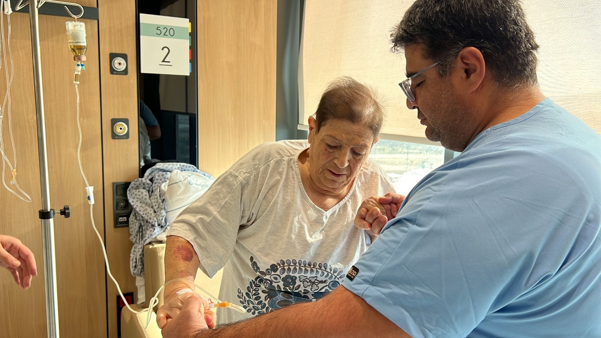 74 Yaşındaki Hasta Omurga Kırığı Ameliyatı Sonrası Yeniden Yürümeye Başladı (1)