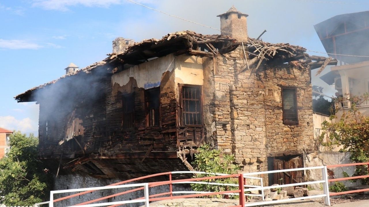 Aydın’da Metruk Ev Alev Alev Yandı (1)