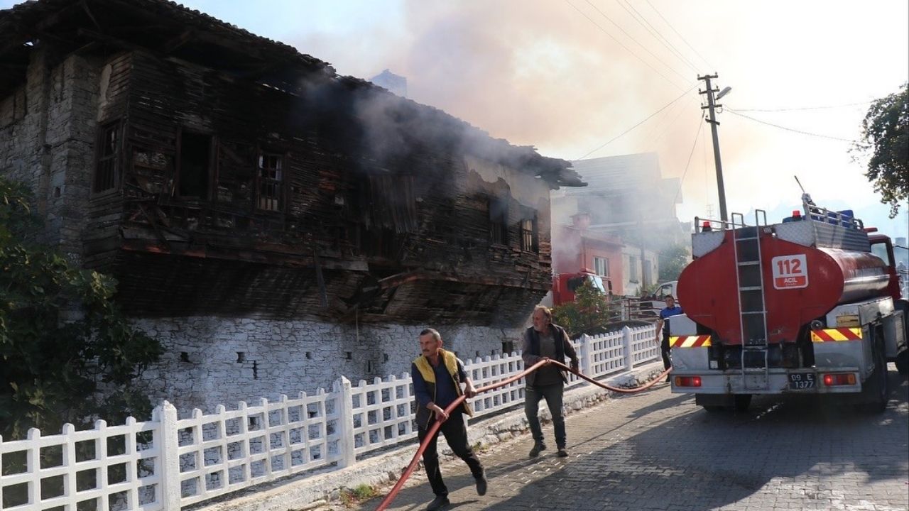Aydın’da Metruk Ev Alev Alev Yandı (2)