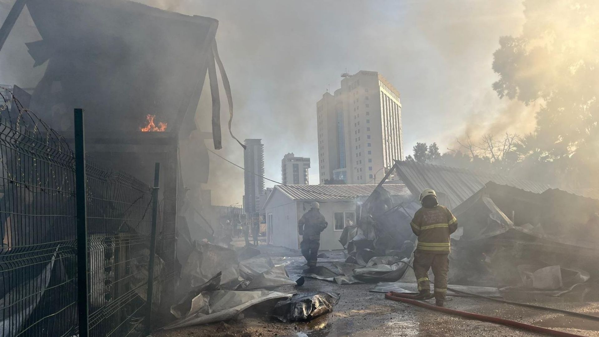 Bayraklı’daki Konteyner Yangını 8 Dakikada Kontrol Altına Alındı (1)