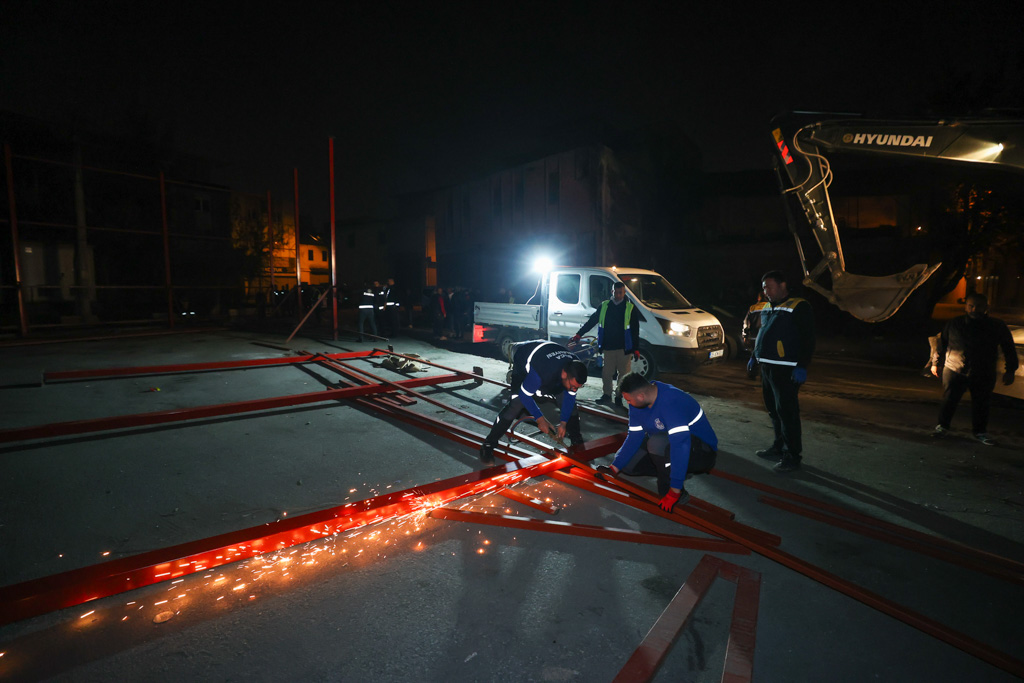 Buca Kacak Yapi Yikim (3)