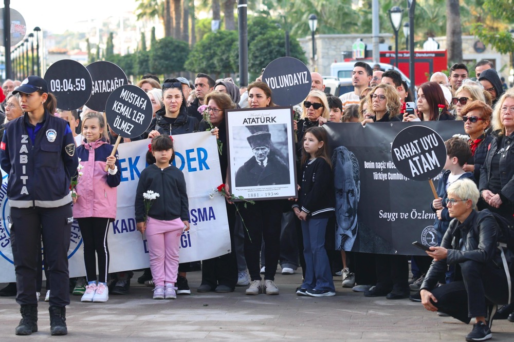 Çeşme’de 10 Kasım Atatürk Sevgi, Minnet Ve Sanatla Anıldıphoto 2025 11 10 09 34 00