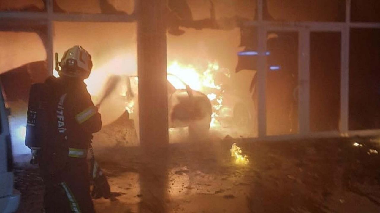 Denizli’de Oto Galeri Kundaklaması 5 Otomobil Alevlere Teslim Oldu (1)