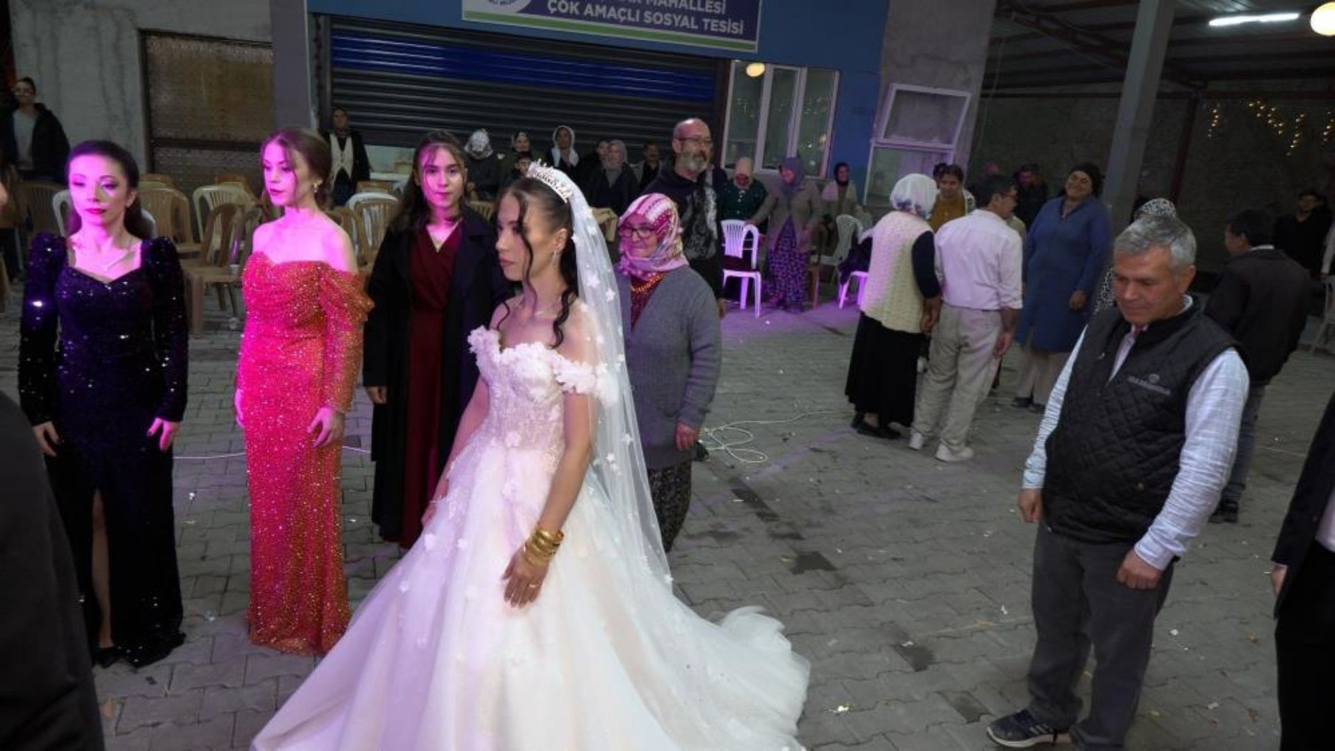 Düğün Eğlencesini Yarıda Kestiler, Ata’ya Saygı Duruşunda Bulundular (2)