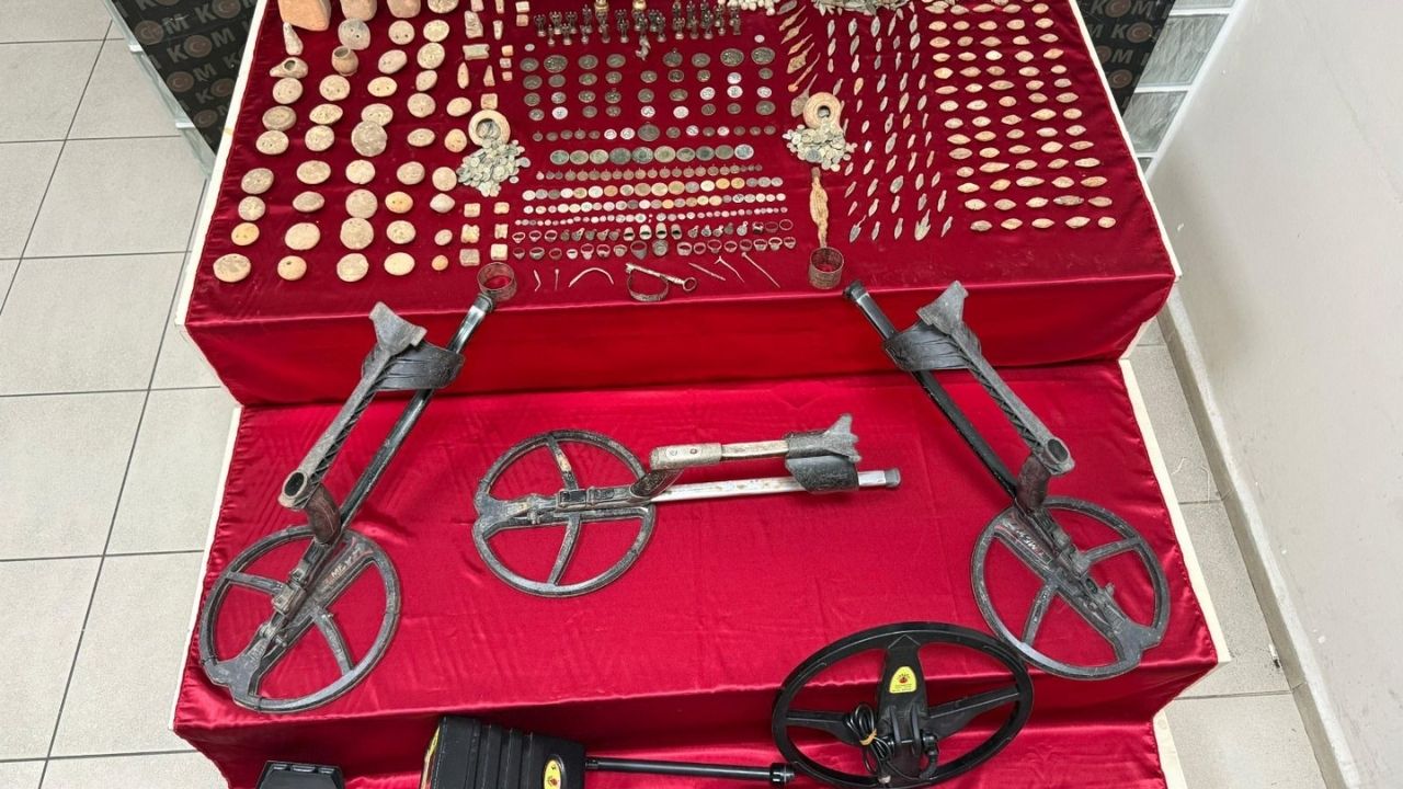 İzmir’de Nefes Kesen Operasyon 1142 Tarihi Eser Ele Geçirildi (2)