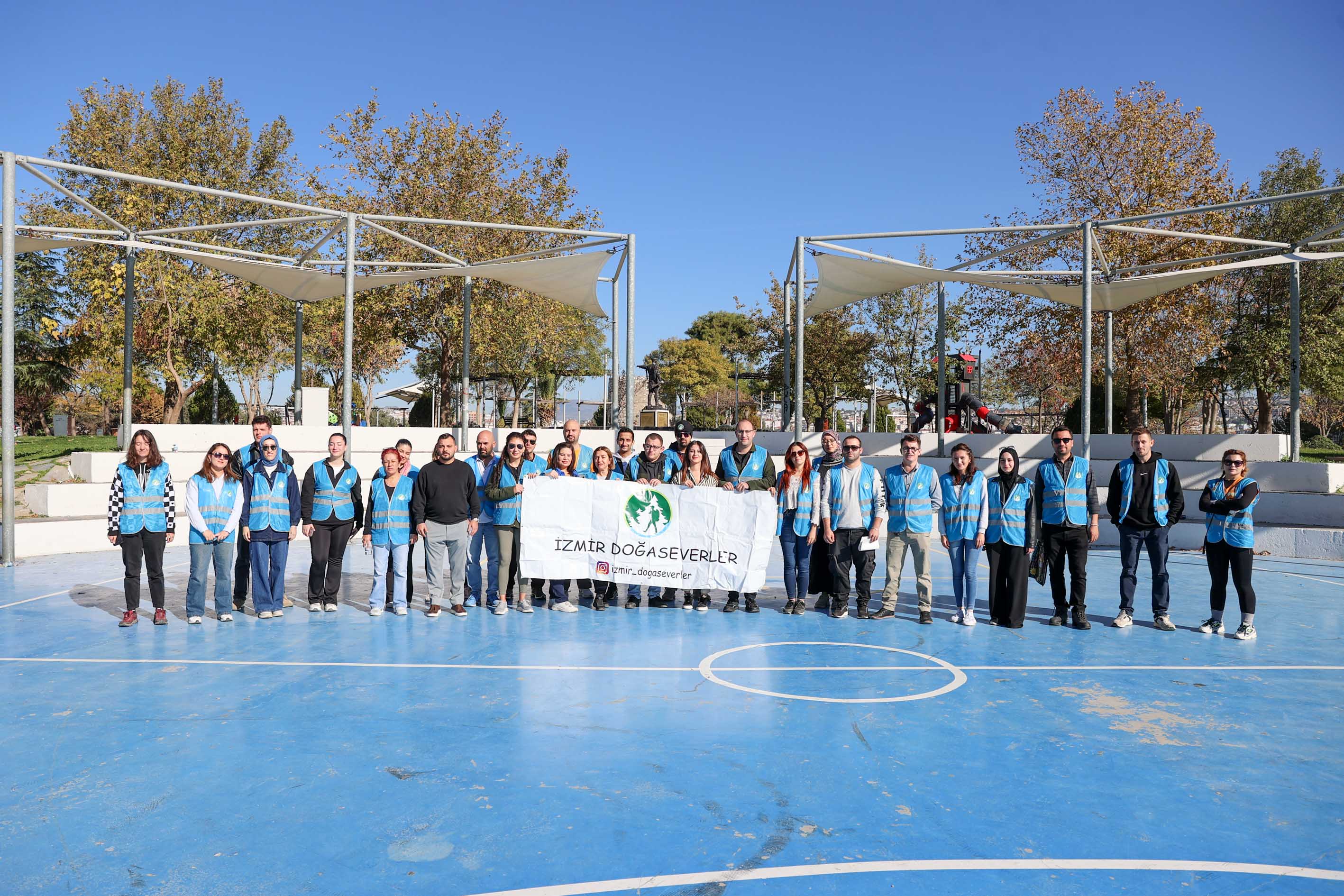 İzmirli Gönüllüler El Ele Vererek Doğa Için Temizlediler1