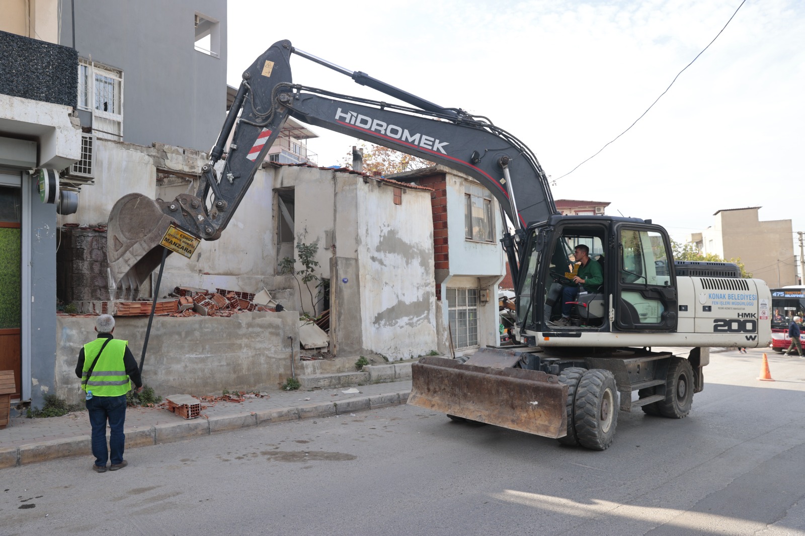 Konak’ta Metruk Yapıların Yıkımı Devam Ediyor (2)