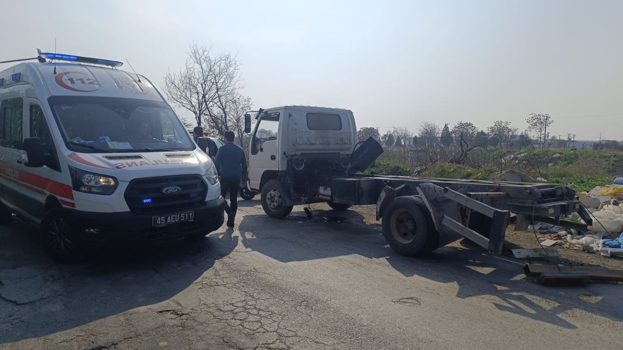 Manisa’da Hemzemin Geçitte Kaza Tren Kamyonete Çarptı (1)