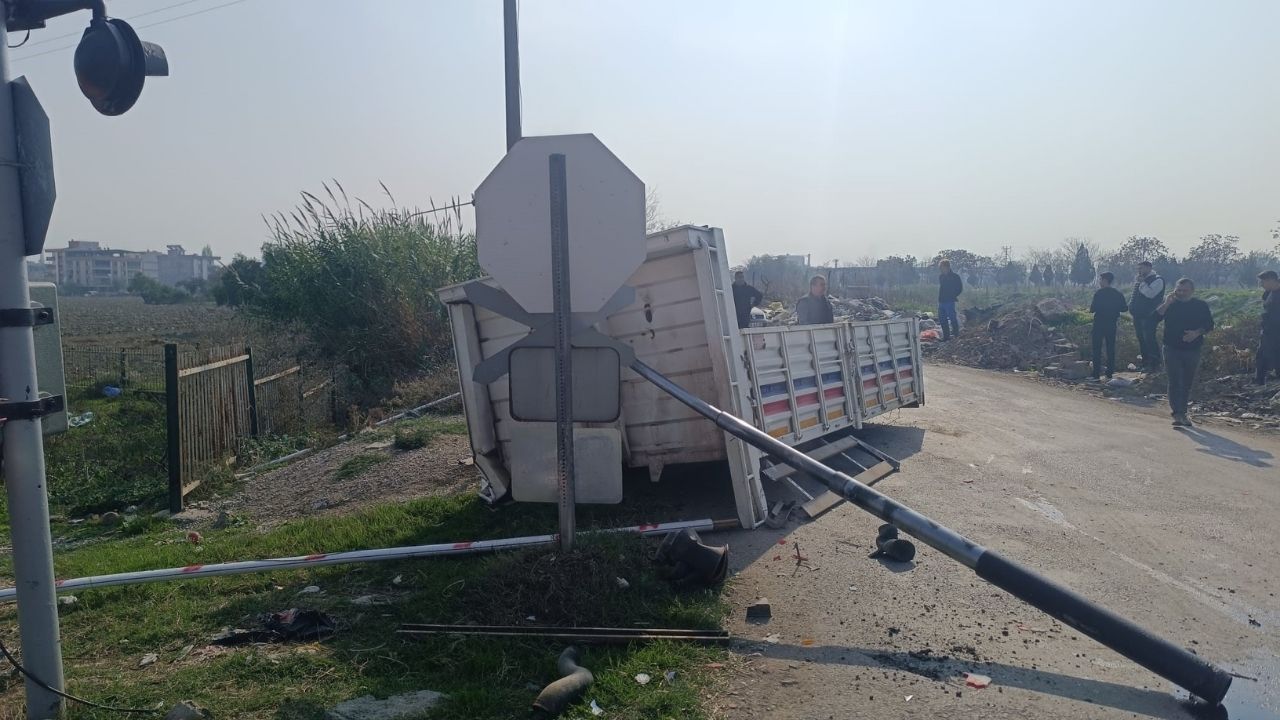 Manisa’da Hemzemin Geçitte Kaza Tren Kamyonete Çarptı (2)