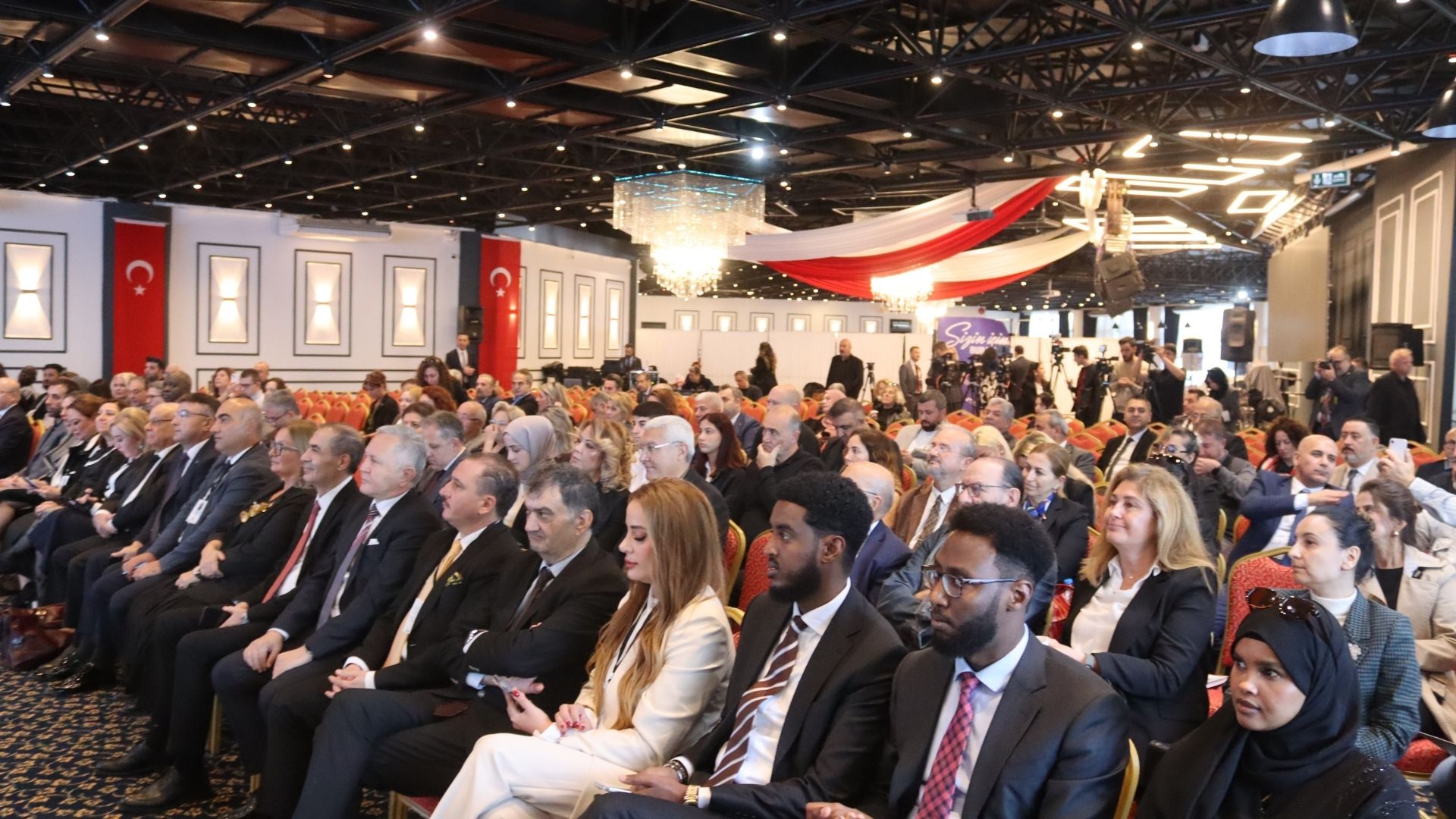 Türkiye’nin Sağlık Diplomasisi Vizyonu İzmir’de Dünyaya Tanıtıldı (1)