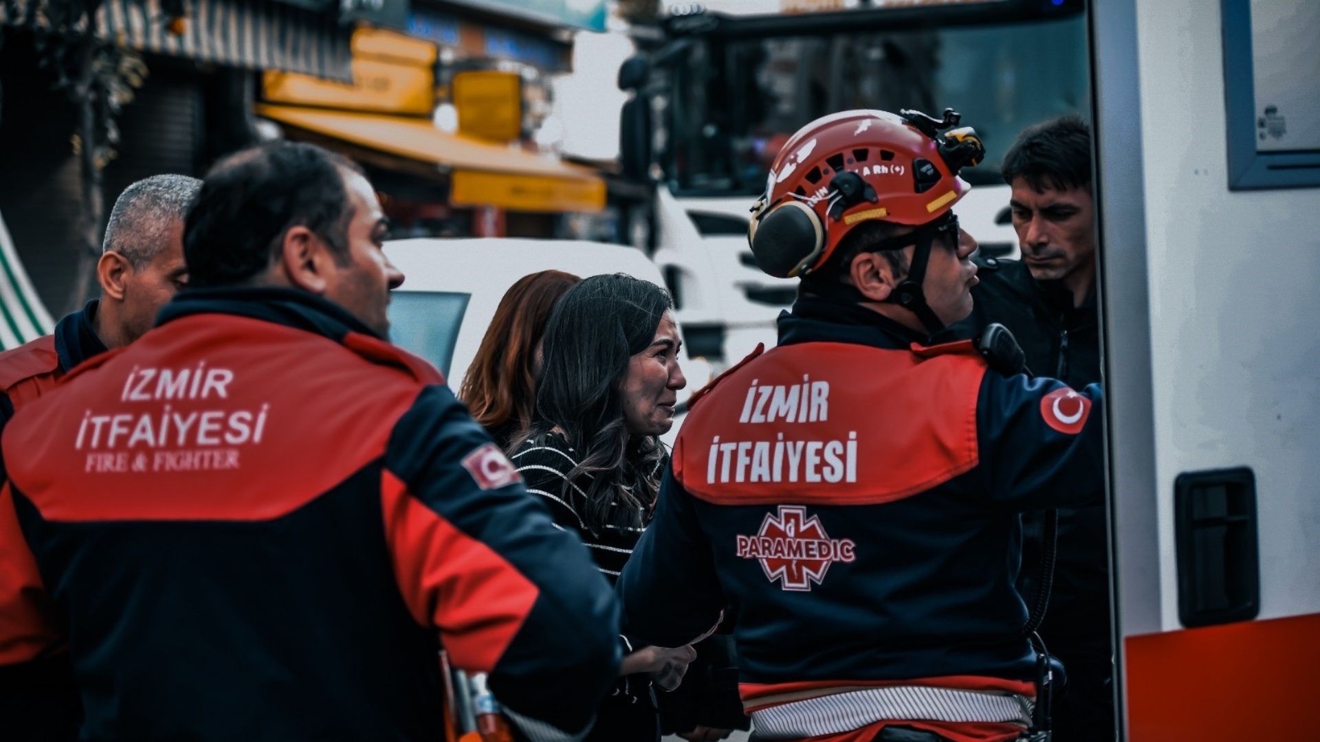 Bornova’da Iş Hanını Alevler Sardı 12 Kişi Itfaiye Ekiplerince Kurtarıldı (2)