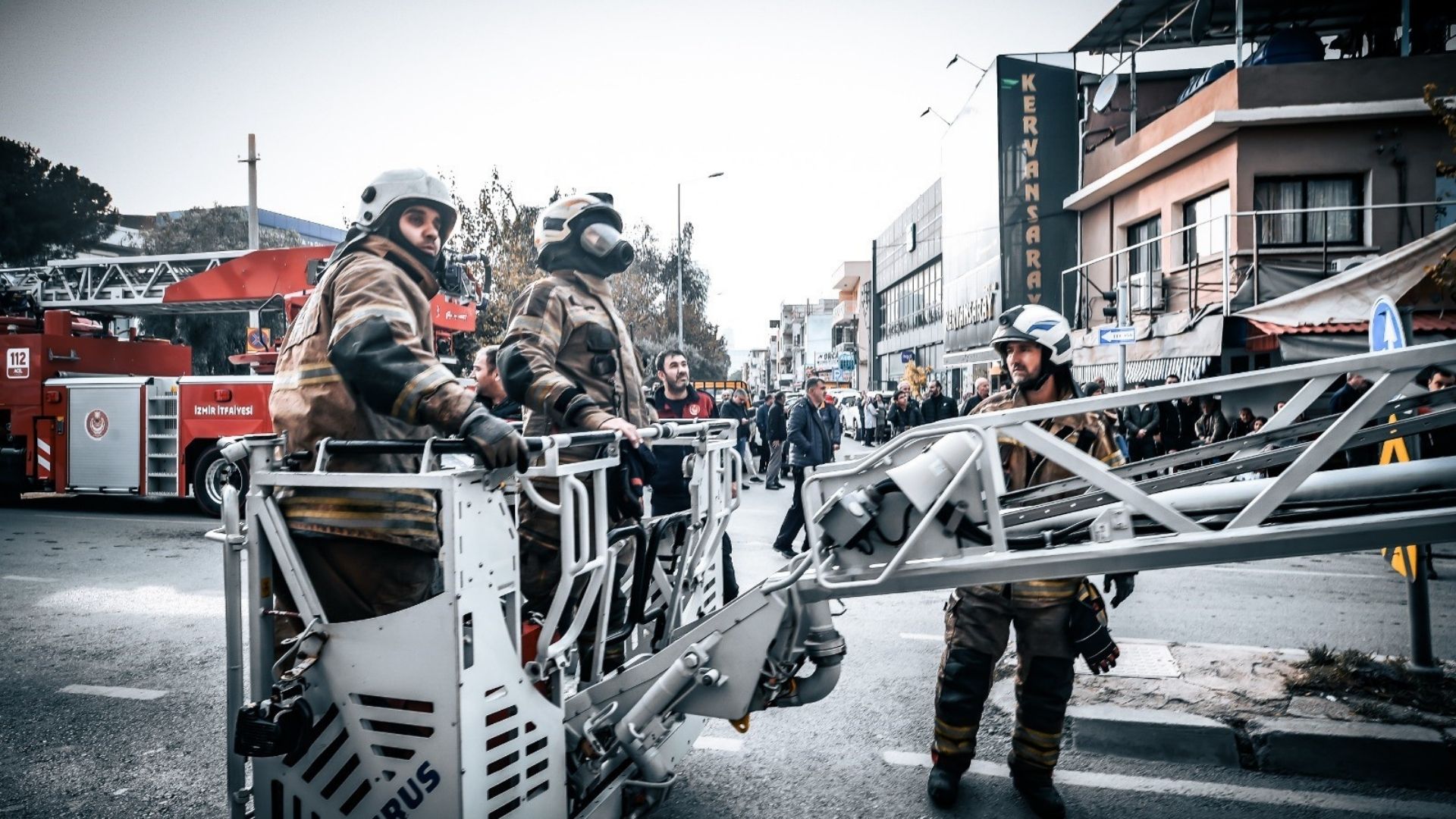 Bornova’da Iş Hanını Alevler Sardı 12 Kişi Itfaiye Ekiplerince Kurtarıldı (3)