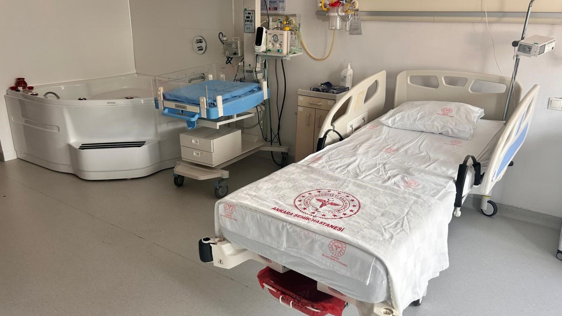 Doğum Ağrılarını Azaltan Suda Doğum Yöntemine Yoğun Ilgi (3)